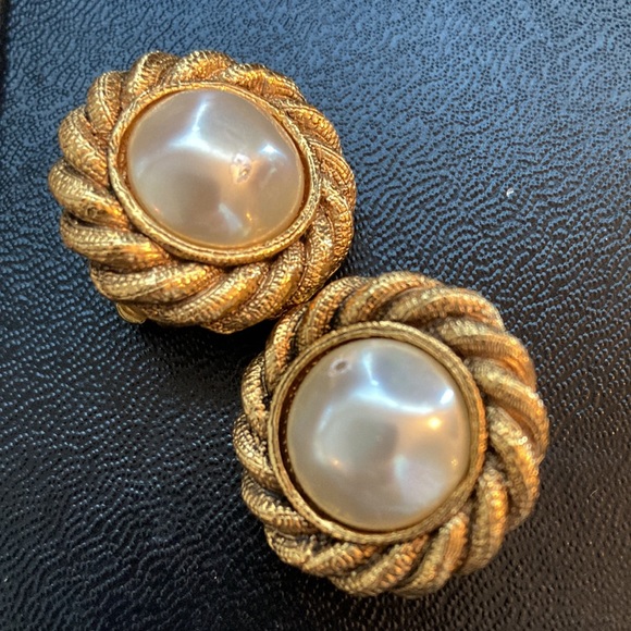 Authentic Chanel Vintage Faux Pearl Clip On Earrings - Picture 8 of 9
